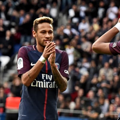 Kylian Mbappé ja Neymar juhlivat maalia PSG - Girondins Bordeaux -ottelussa.