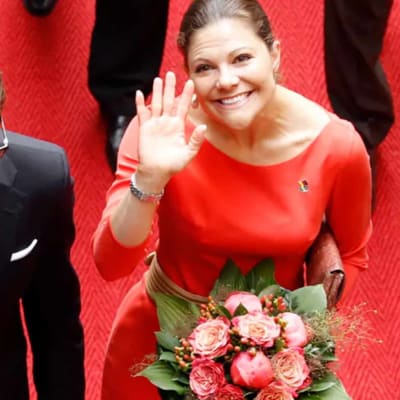 Ruotsin prinsessa Victoria heiluttaa, hänen vierellään prinssi Daniel.