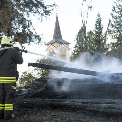 Kiihtelysvaaran kirkon jälkisammutusta Joensuussa 23. syyskuuta.