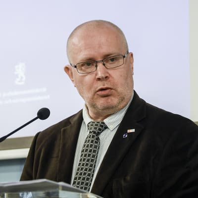 Työministeri Jari Lindströmin tiedotustilaisuus