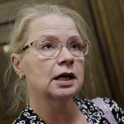 Eduskuntaryhmän puheenjohtaja Leena Meri kommentoi asiaa lehdistölle perussuomalaisten eduskuntaryhmän kokouksen jälkeen Helsingissä 3. lokakuuta.