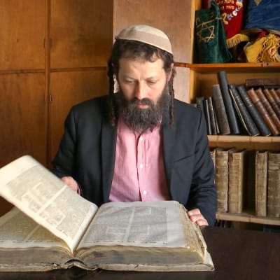 Rabbi Moshe-David Hacohen lukee kirjaa