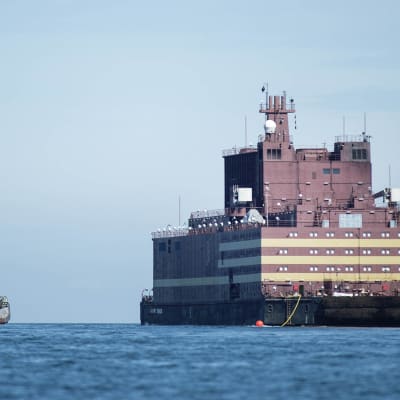 Akademik Lomonosov -ydinvoimalaitos ohittamassa Langelandin saarta Tanskassa toukokuussa.