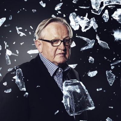 Kuvamanipulaatio jossa Martti Ahtisaari on lentävien lasinsirpaleiden ja sulkien välissä.