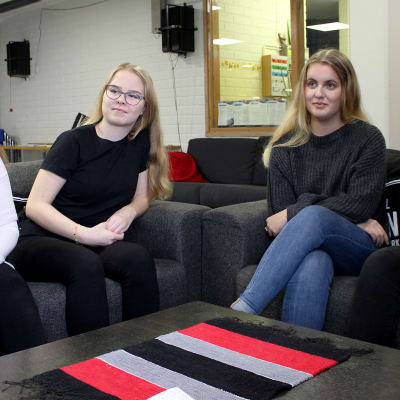Sohvilla istuvat Kouvolan nuorisovaltuuston Sonja Vilkki, Anni Rautiainen, Jenny Lindfors ja Noora Mäkelä.