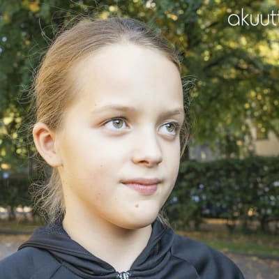 Lotta leikkipuistossa.