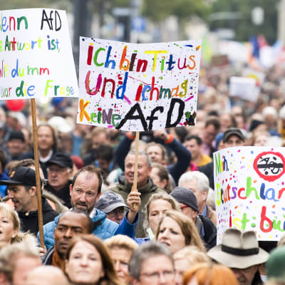 Mielenosoitus Vaihtoehto Saksalle -puolue AfD:ta vastaan Münchenissa 3. lokakuuta.