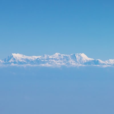 Mount Gurja sijaitsee kuvassa vuorijonon keskiosassa.