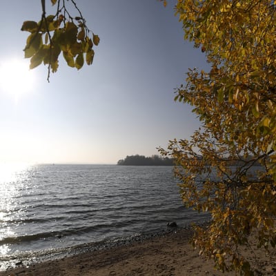 Näkymä merelle aurinkoisena syyspäivänä Mustikkamaalla Helsingissä 14. lokakuuta.