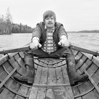 Arto Paasilinna soutelemassa Lahnajärvellä.