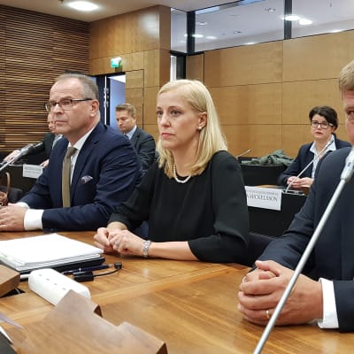 Kuvassa vasemmalta lukien asianajaja Petteri Sotamaa, asianajaja Martina Kronström ja Talvivaaran Kaivosyhtiön entinen toimitusjohtaja Pekka Perä Helsingin hovioikeudessa 22. lokakuuta.