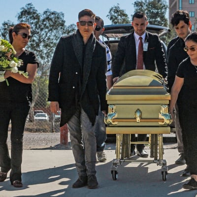 Naisjalkapalloilija Marbella Ibarran hautajaissaattue kantoi arkkua Tijuanassa Meksikossa 18. lokakuuta.