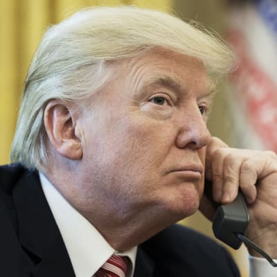 Donald Trump puhelimessa.