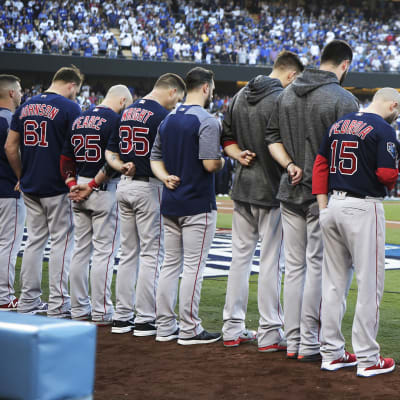 Boston Red Sox -joukkueen pelaajat hiljentyivät Pittsburghin ampumavälikohtauksen uhrien muistoksi ennen pelinsä alkua Los Angeles Dodgersia vastaan L.A.:n Dodger-stadionilla 27. lokakuuta.