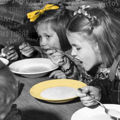 Svartvit bild med skolelever som äter.
