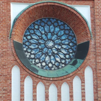 Keski-Porin kirkko, koristeellinen metallikuvio ikkunassa