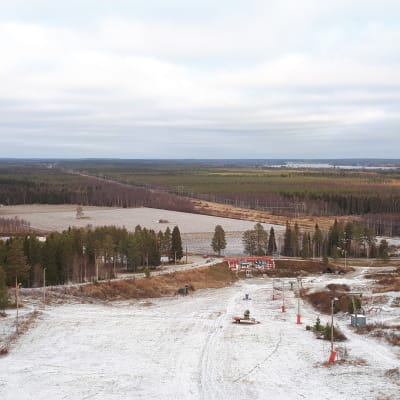 Kallinkankaan maisemaa rinteestä kuvattuna
