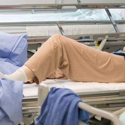 Potilas makaa sängyllä Eksoten akuuttigeriatrisella osastolla