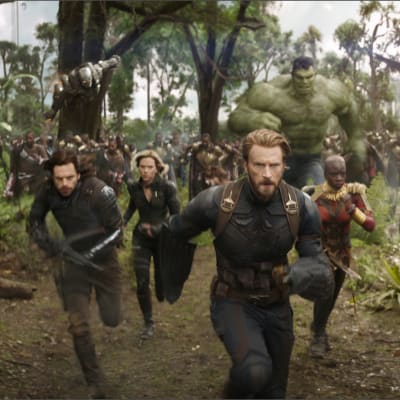 Avengers-elokuvan hahmot juoksevat kohti kameraa. 