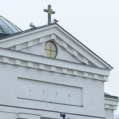 Kuvassa Hämeenlinnan kirkon etuoven yläpuolinen osa