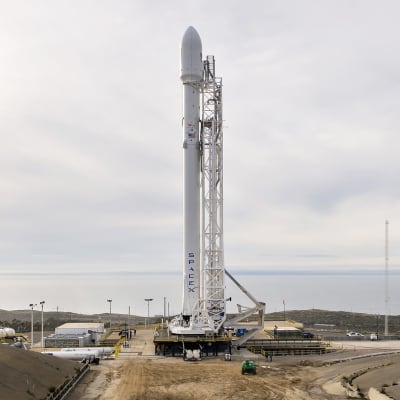 Falcon 9 -kantoraketti laukaisualustallaan tammikuussa 2016 Kaliforniassa.