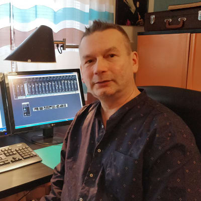 Erkki Huru kotistudiossaan