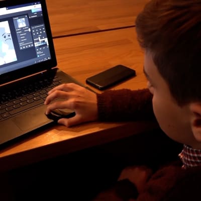 Den polska pojken Patryk vid sin dator.