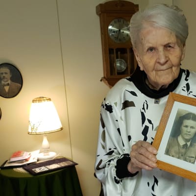 98-vuotias Aune-Leea Huotari ja valokuva hänestä itsestään sodan aikana.