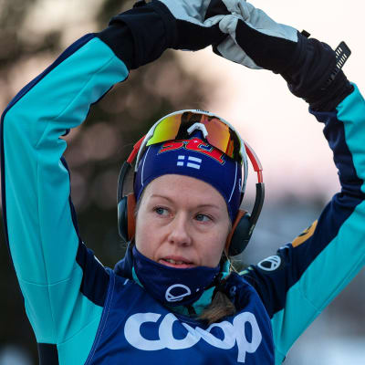 Hiihtäjä Laura Mononen valmistautuu kisaan kuunnellen musiikkia.