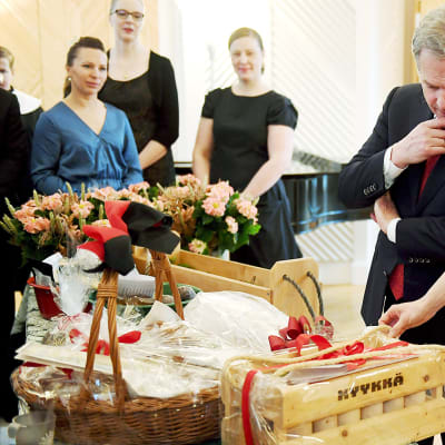 Presidenttipari ottaa vastaan Mäntyniemessä perinteisiä joulutervehdyksiä
