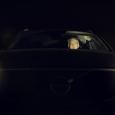 Juha Rehula istuu autossa pimeyden keskellä.