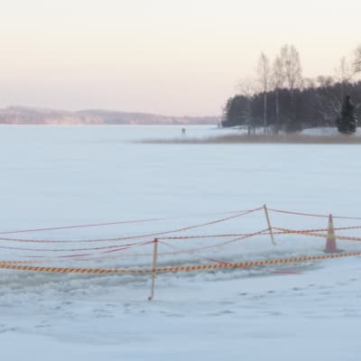 Kuopion satamassa on paikoin vettä jäällä. 