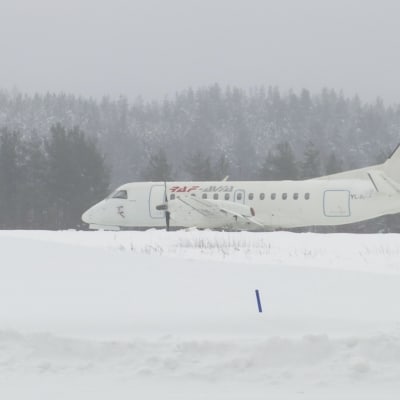 Raf Avian logolla varustettu lentokone lumisella Savonlinnan lentokentällä 
