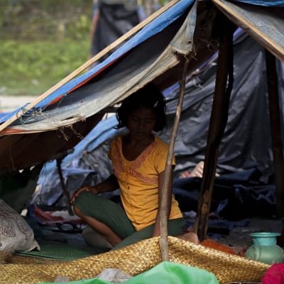 Rohingya-pakolaistyttö teltassa