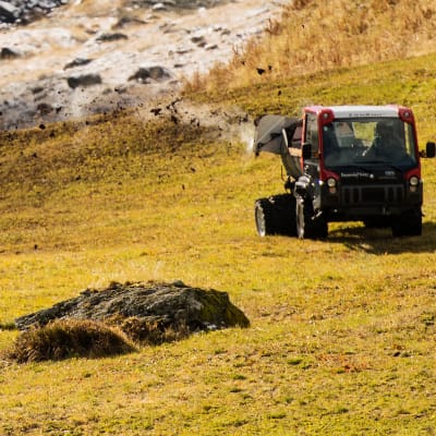 Maanviljelijä lannoittaa lietelannalla peltoa Itävallassa.