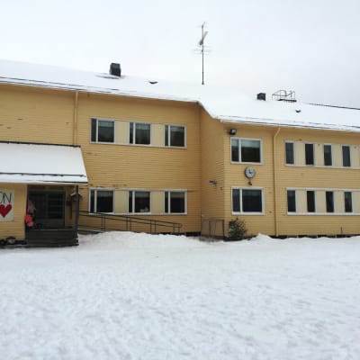 Keltainen puukoulu Ullavan Rahkosessa.