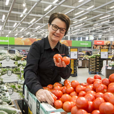 Minna Lintu poimii tomaatteja kaupassa.
