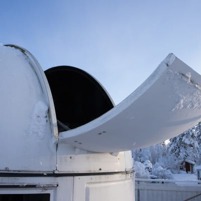 Observatorion kaukoputken kuvun luukku aukeaa.