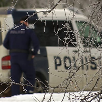Poliisi ja poliisikoira.