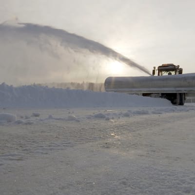Lumi lentää auran edessä Jyväsjärven jäällä. 