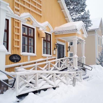 Kemin rautatieasema ja kahvila.