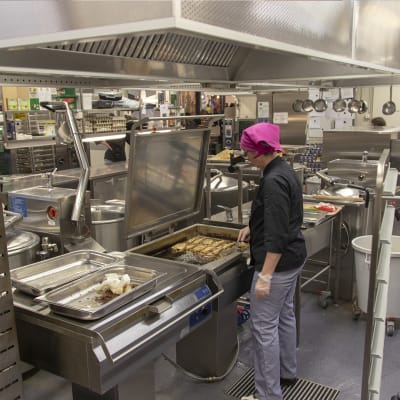 Raahen terästehtaan keittiössä tehdään ruokaa yli 2500 työntekijälle.