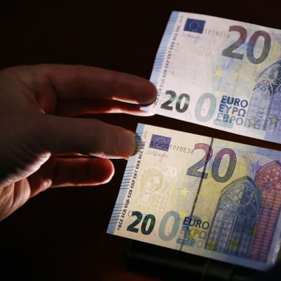 20 euron setelit joissa toisessa näkyy vesileima.