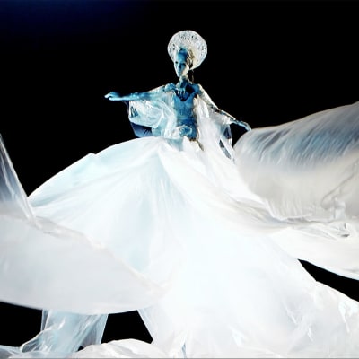 Nukke tanssii valkoisella puvussa. Kuva Hanna Bergholmin lyhytelokuvasta Nukkemestari. 