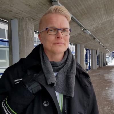 konduktööri Juha Järvinen asemalaiturilla