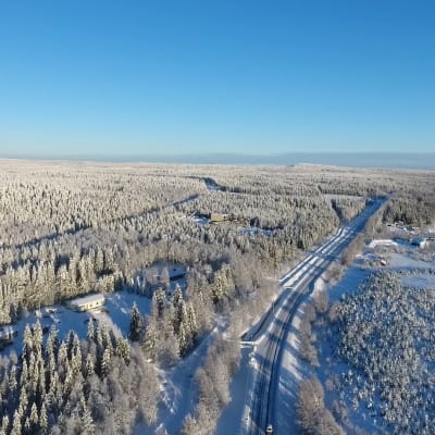 Nelostien oikaisu Rovaniemen eteläpuolella.  Ely-keksuksen uusin linjaus lähtisi näiltä main Hirvaan kylän eteläpäästä ja yhtyisi takaisin kuvassa näkyvään nykyiseen nelostiehen vajaan kuuden kilometrin päässä Häkinvaaran pohjoispuolella.  Oikealla jäätynyt Kemijoki helmikuussa 2019. 