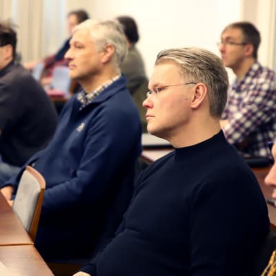 Ihmisiä luennolla
