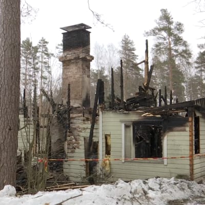 Palaneen omakotitalon rauniot Maukankujalla Valkealassa