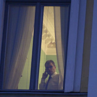 Pääministeri Juha Sipilä puhuu puhelimeen valtioneuvoston linnassa Helsingissä perjantaiaamuna 6. marraskuuta 2015