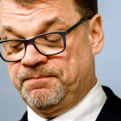 Pääministeri Juha Sipilä tiedotustilaisuudessa Kesärannassa.